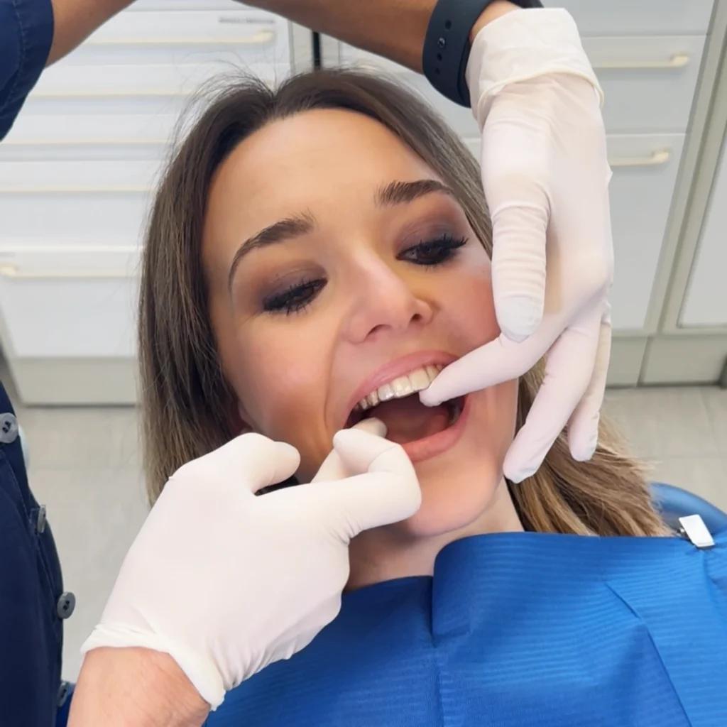 È normale sentire i denti che si muovono con le mascherine per i denti? 1 Apparecchio trasparente a Vicenza - mascherine per i denti